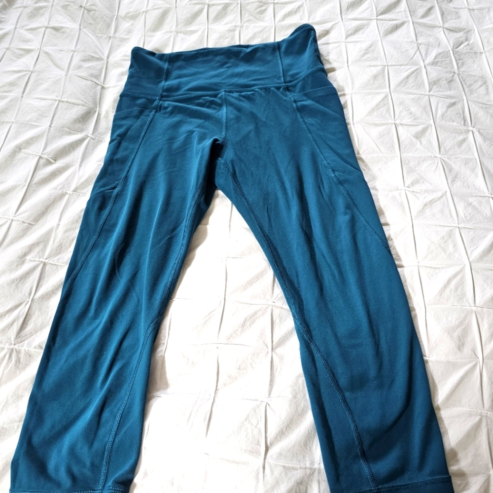 Athleta (original) Salutation tight/capri length with pockets